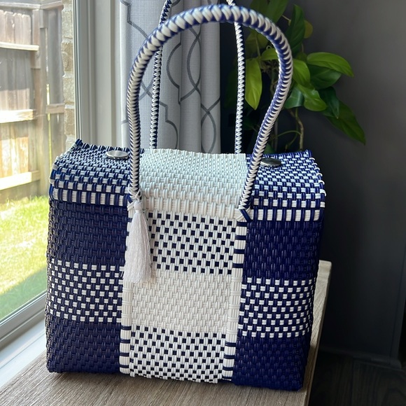 Such a beautiful mix of colors. An elegant and sophisticated way to go out. - Picture 11 of 11